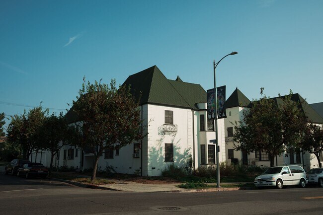 Building Photo - Spacious 1-Bedroom 1-Bath apartment in Los Feliz