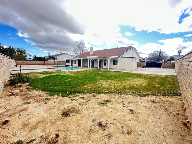 Building Photo - West Palmdale Pool Home