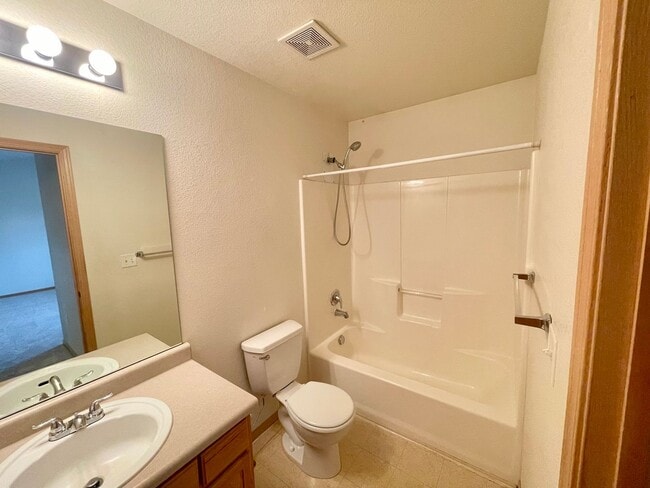 Building Photo - 2 Bed, 2 Bath Condo Near CSU!