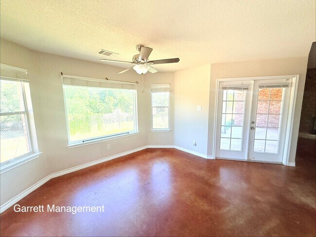 Building Photo - Brick 3/2 home with office in West Lampasas