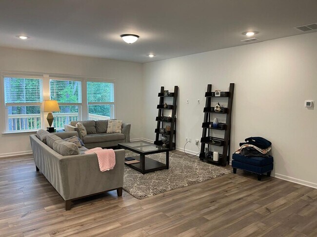 Building Photo - 632 Gilles Ln