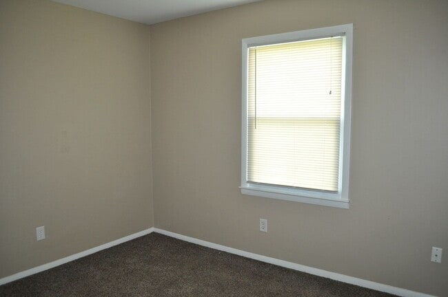 Building Photo - Move-In Ready!