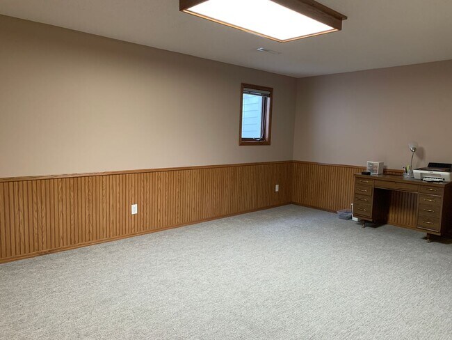 Building Photo - Executive 3 Bedroom Home