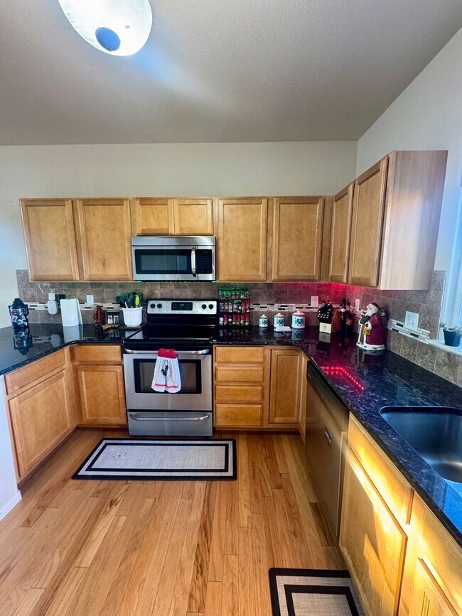 Building Photo - Gorgeous 3 bed/2.5 bath home with 3-CAR TANDEM GARAGE in Painted Sky