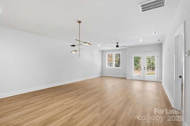 Building Photo - 1306 Carolyn Dr