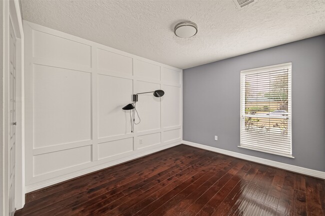 Building Photo - 2130 Round Lake Dr