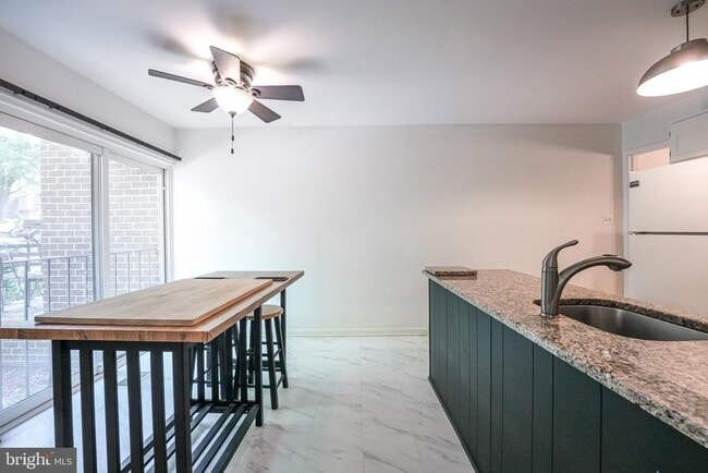 Building Photo - 4908 Sauquoit Ln