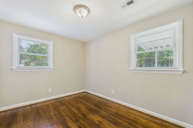 Building Photo - Updated home with New Kitchen, Hardwood Fl...