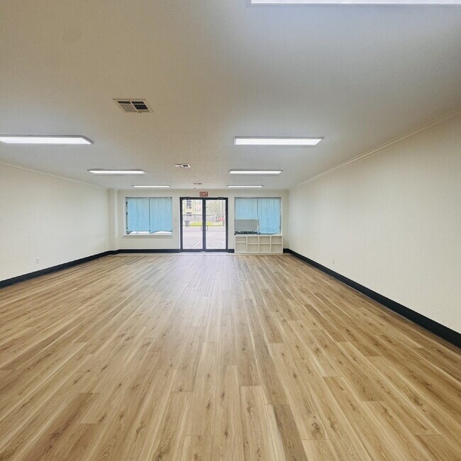 Building Photo - 2907 Nederland Ave