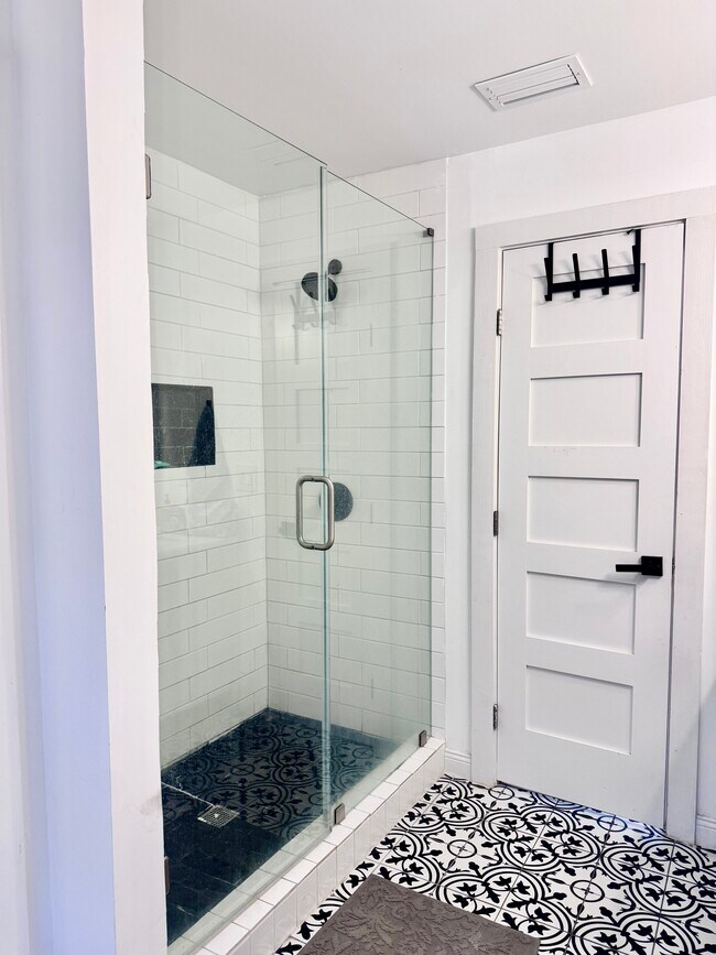 Building Photo - 493 Golf Club Dr