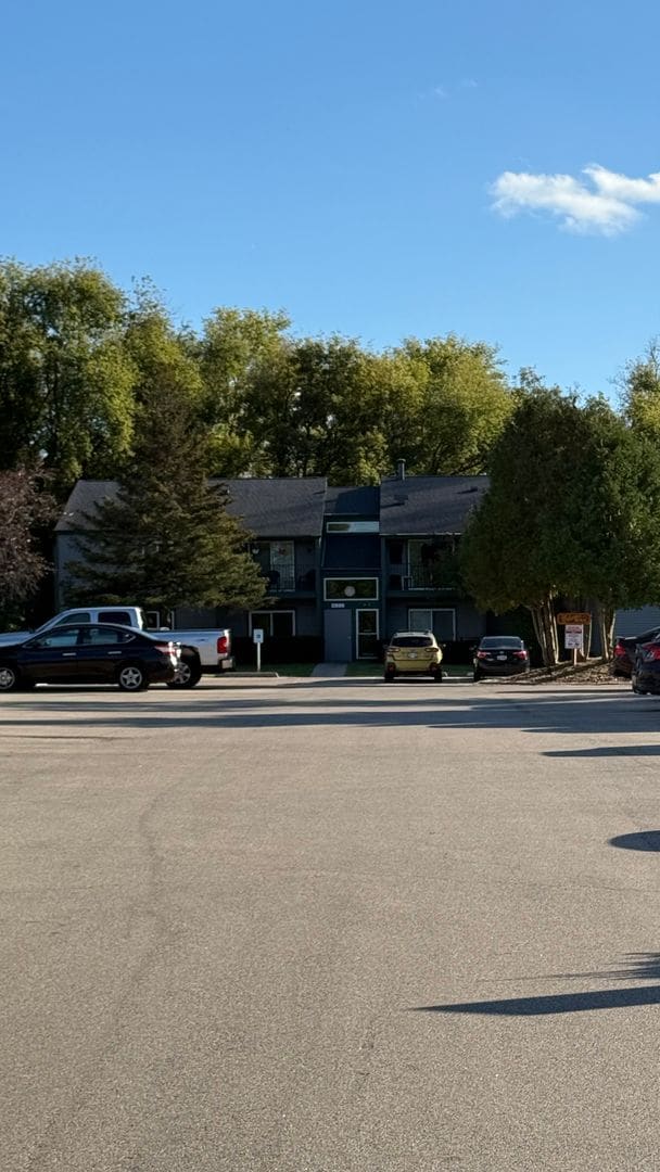 Building Photo - Lower 2-Bedroom | Heat Included & Fully Renovated