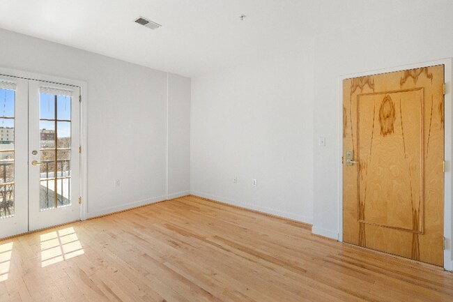 Building Photo - 1820 Lancaster St