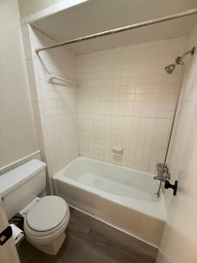Building Photo - 2 Bed 1 Bath West Side Duplex