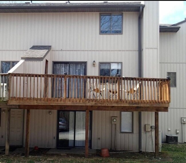 Building Photo - 4 bd, 3.5 ba Foxfire condo, just south of MU campus, w/d, 1 car garage, near Green Meadows and Pr...