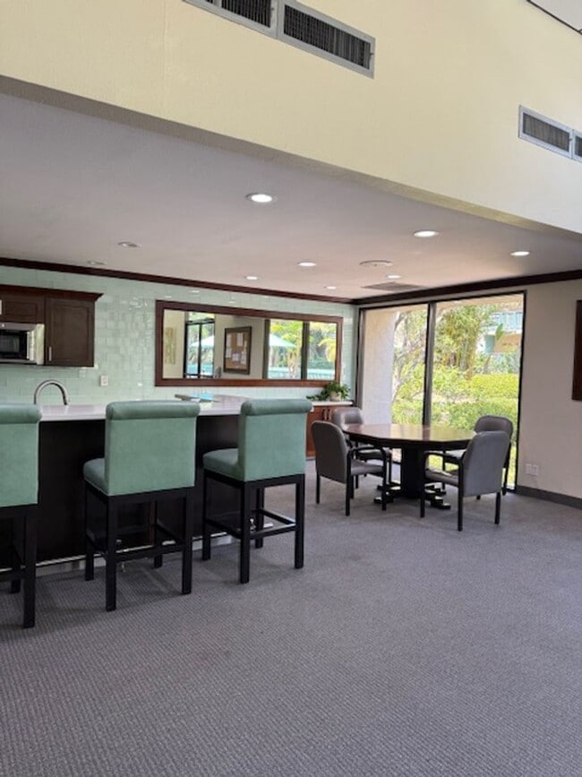 Building Photo - Top floor, 1 Bedroom, 1 Bath Condo in Ston...
