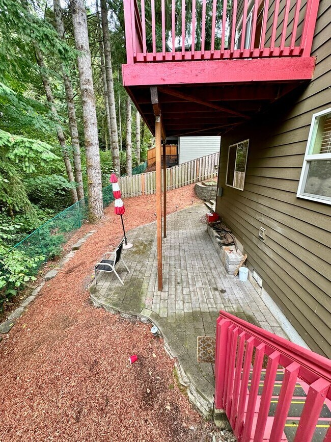 Building Photo - Beautiful 6-bedroom 4-bathroom home in an upscale neighborhood in the Sexton Mountain section of ...