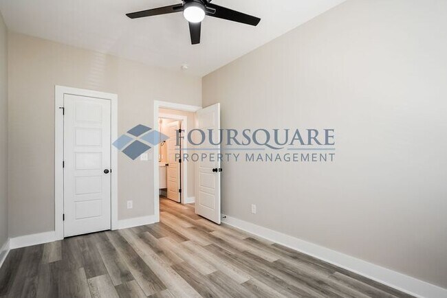 Building Photo - Townhome | Washer/Dryer Included | Back Pa...