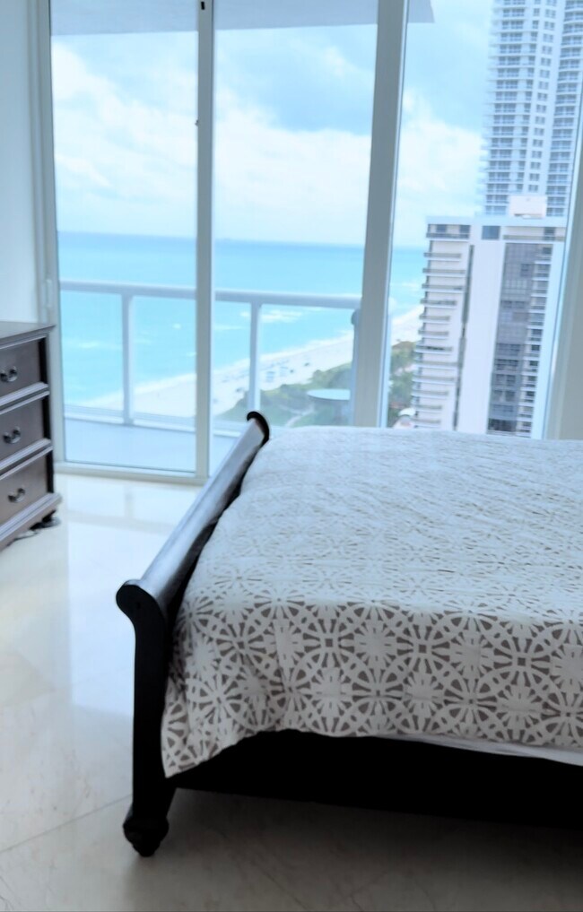 Building Photo - 6515 Collins Ave