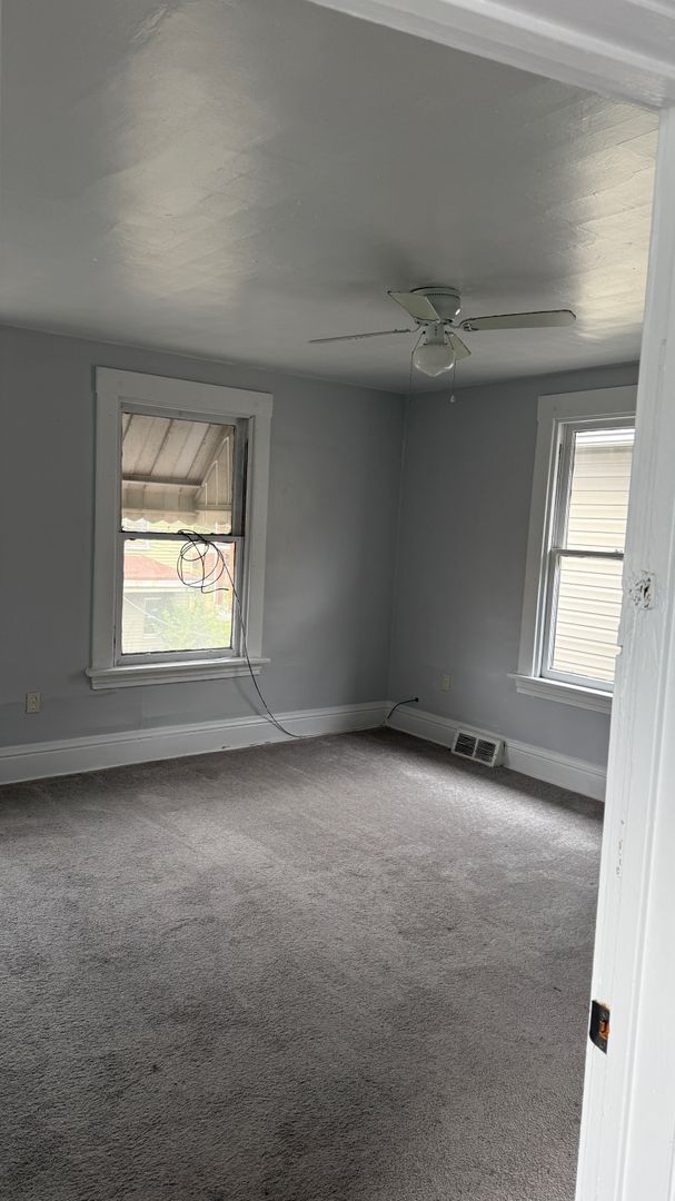 Building Photo - 2 bedroom house available now