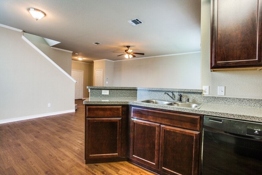 Building Photo - 417B Castleridge Dr