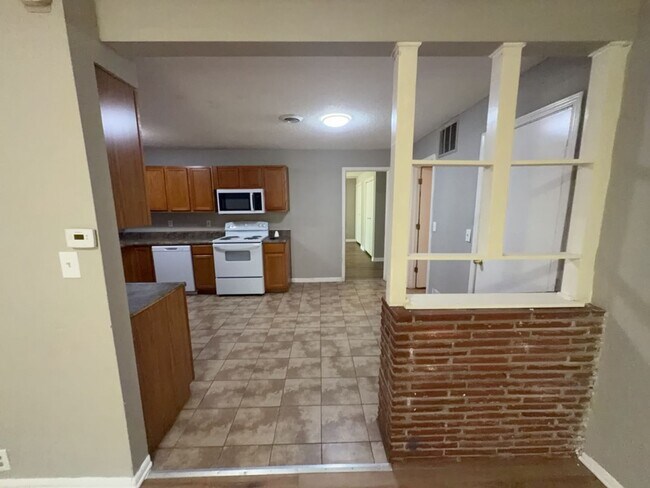 Building Photo - 10805 Bennington Ave