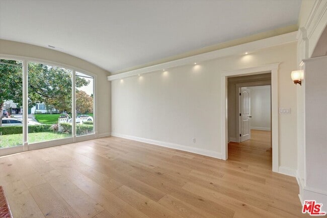 Building Photo - 135 N Gower St