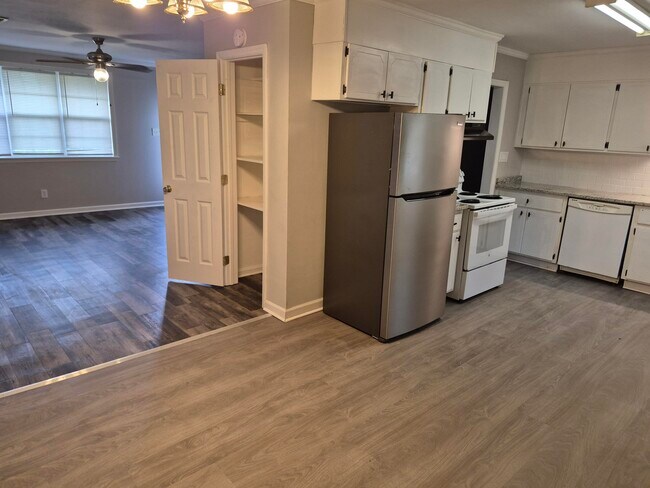 Building Photo - 3314 Oakridge Dr