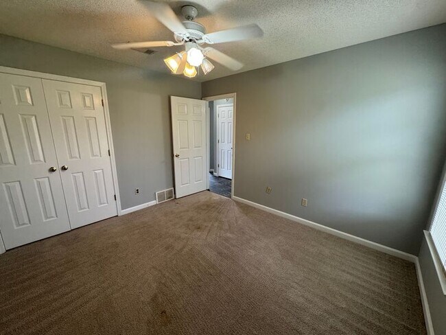 Building Photo - 8594 Sun Vista Dr N