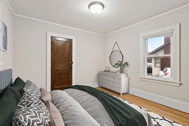 Building Photo - 117 Cedar Lake Road South