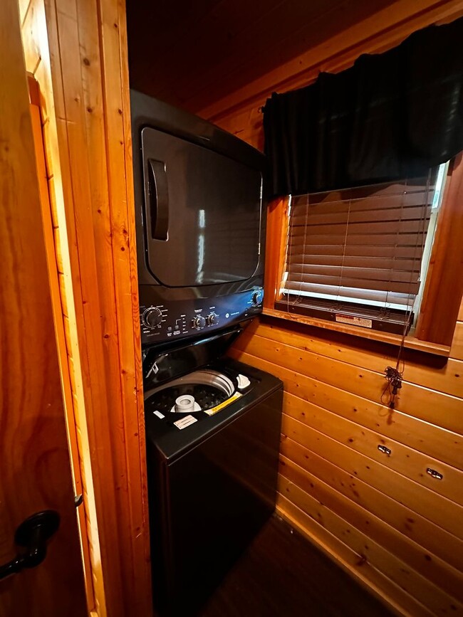 Building Photo - CABIN - Brock ISD - HORSES WELCOME
