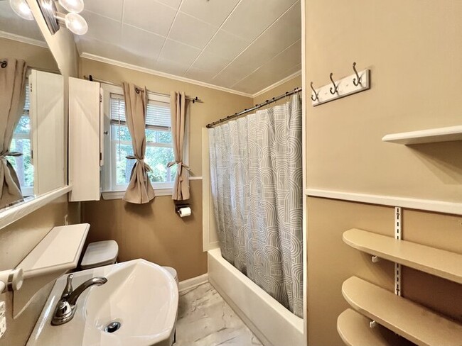 Building Photo - 1266 Pinecrest Dr