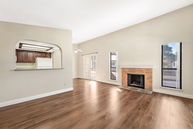 Building Photo - 2 Bedroom Condo!