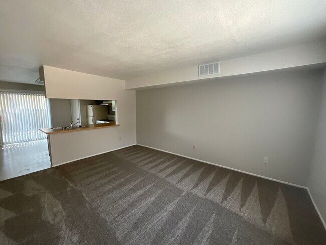 Building Photo - 1621 N Farmington Ave