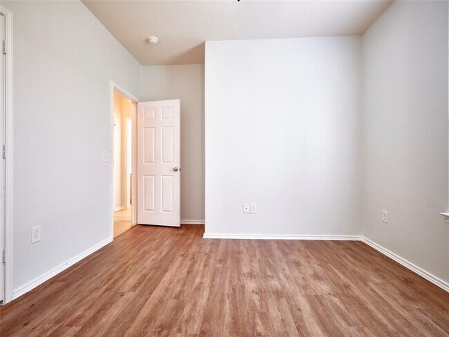 Building Photo - 1426 S Maple Dr