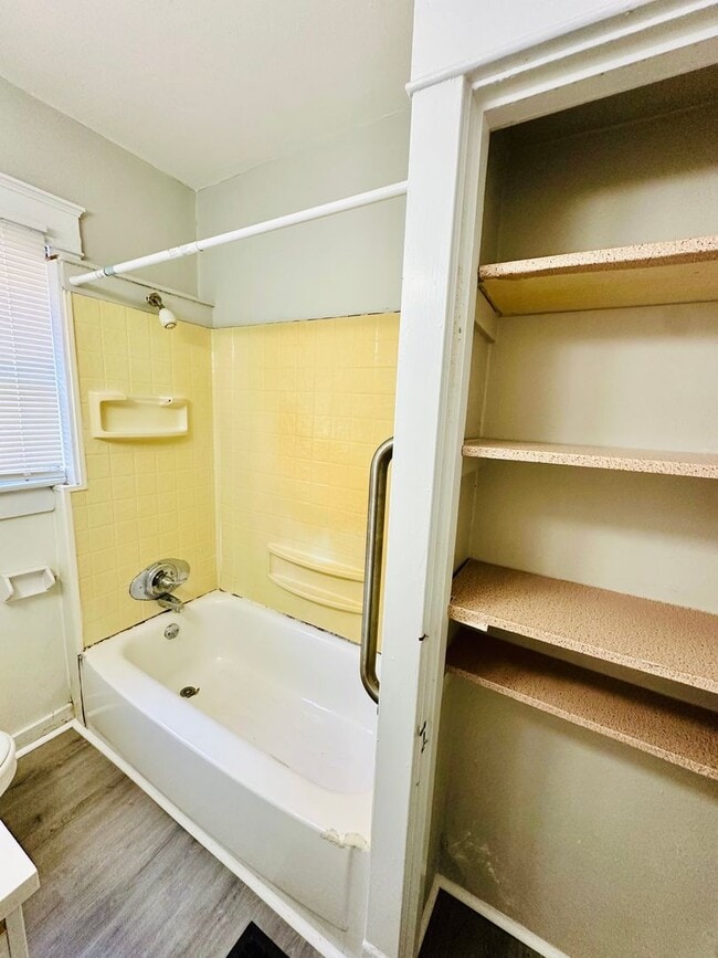 Building Photo - Adorable 2 bedroom home with two living ar...