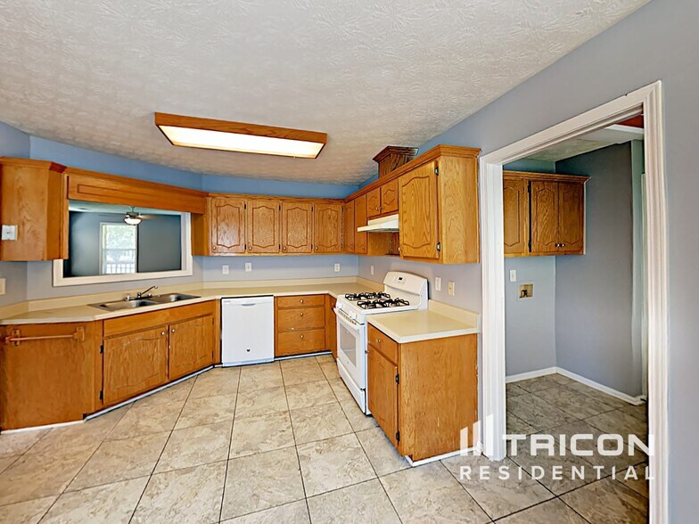 Building Photo - 108 Aristocratic Way