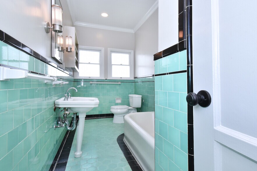 Building Photo - 724 S Genesee Ave