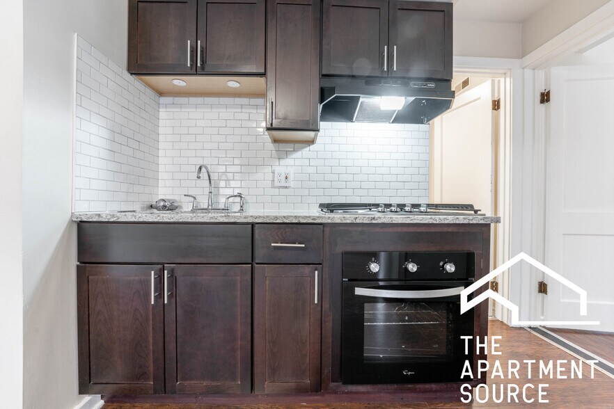 Building Photo - 1501 W Fullerton Ave