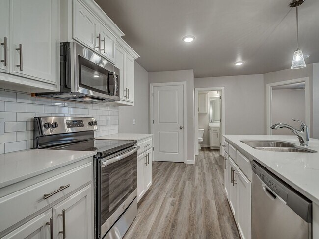 Building Photo - Spacious 4 Bedroom 2 Bath Duplex in Oakdale Schools - Lawn Care Included