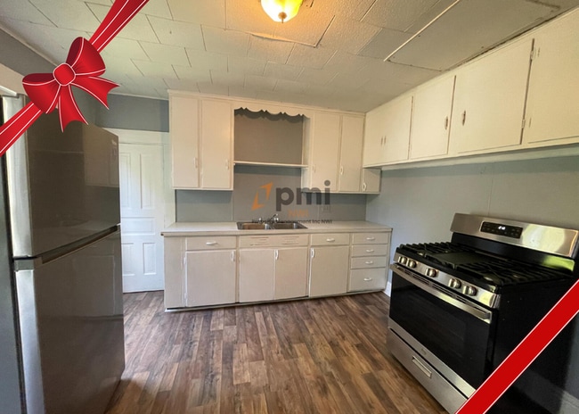 Primary Photo - 523 1/2 Grove Street