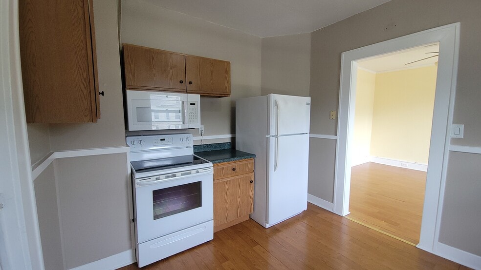 Kitchen - 601 Park Ave