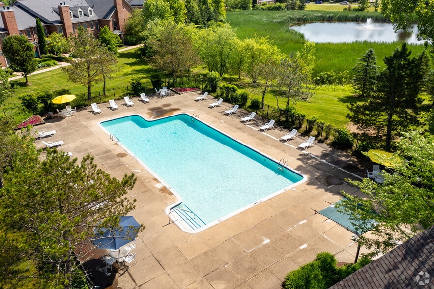 Pool - Arbor Knoll Apartments