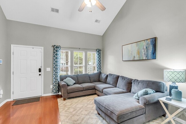 Building Photo - Spacious Townhome Prime Location!
