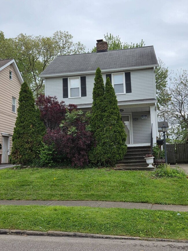 Building Photo - Charming 3-Bedroom Property in Prime Location