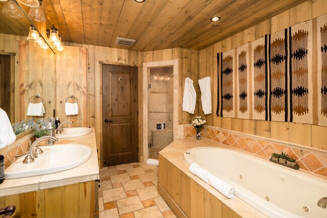 Building Photo - 5 Bandit Way