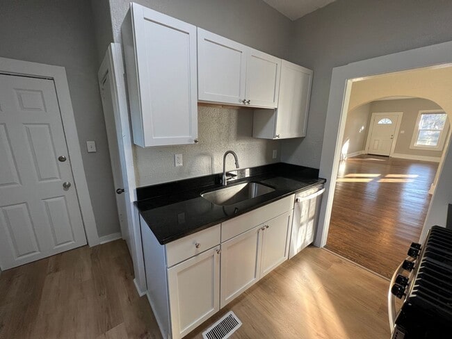 Building Photo - Charming 2 Bed 1 Bath