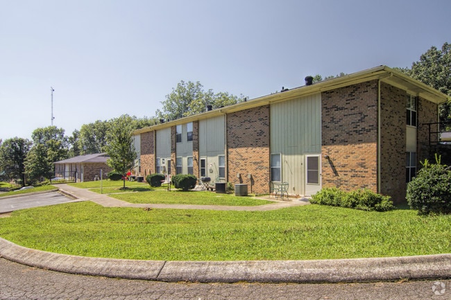 Primary Photo - Oak Manor Apartments