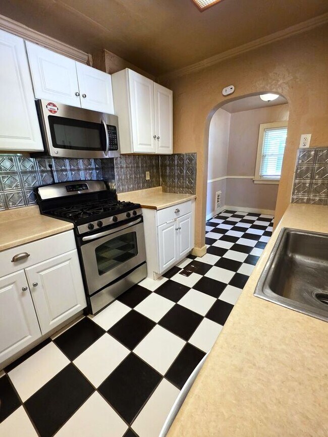 Building Photo - 3 Bed, 1 Bath Home in NW OKC Close to Plaza District