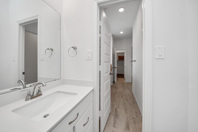 Building Photo - 606 Round Lake Dr