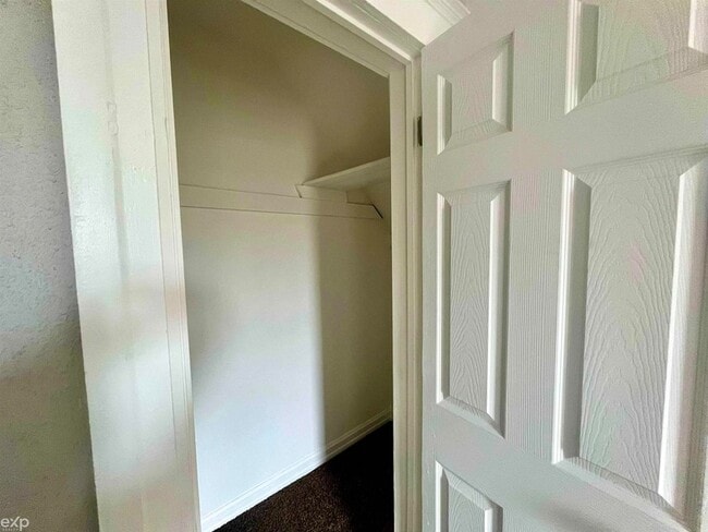 Building Photo - 13 E Glenwood Ave